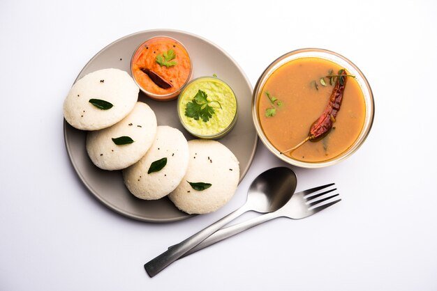 idly-sambar-idli-with-sambhar-green-red-chutney-popular-south-indian-breakfast_466689-29522